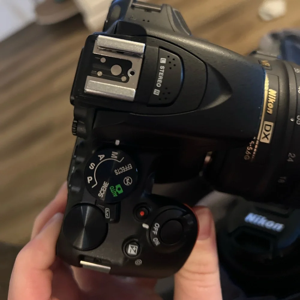 Nikon 5600 comes with 2 lenses the 18-55MMDX & the 55-200MMDX battery & charger